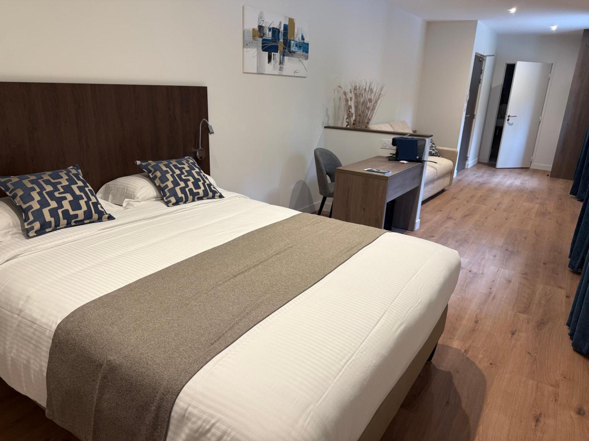 Logis Le Petit Casset Hotel