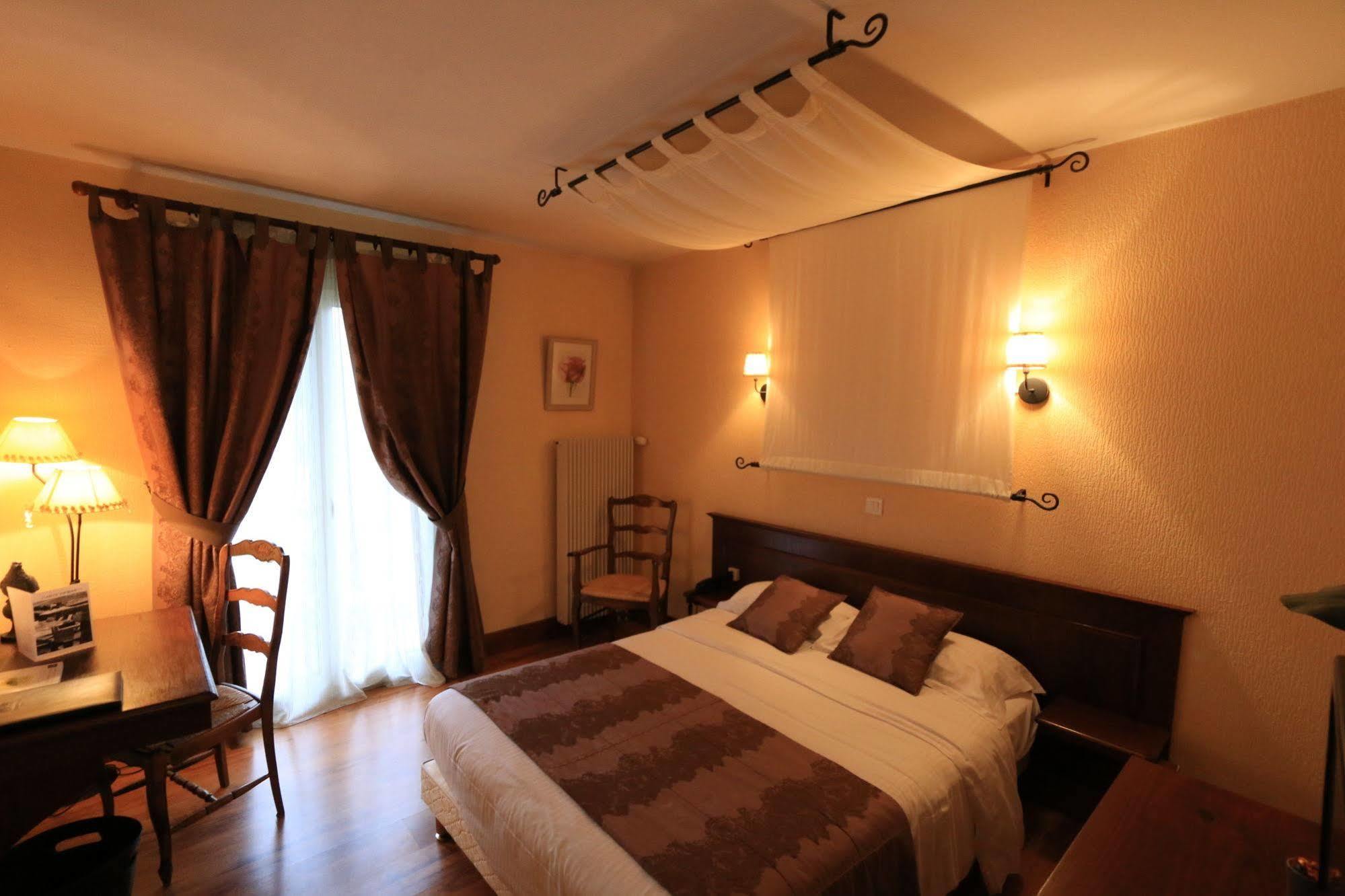 Logis Le Petit Casset Hotel